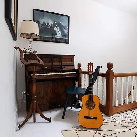 بيت للعطل The Hollies *