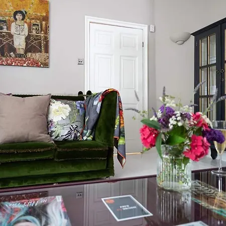 The Hollies بيت للعطل