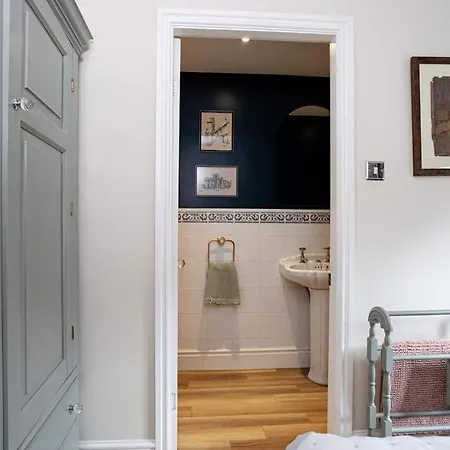 The Hollies Tatil Evi